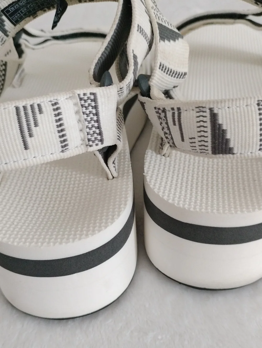 Tava Flatform Universal Platform Sandals Size 8